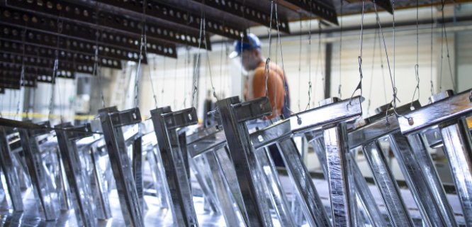 Production floor dust monitoring in a manufacturing plant