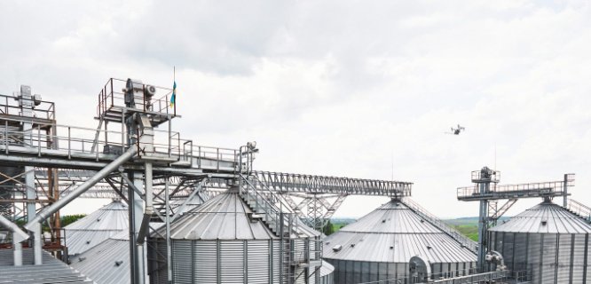DR2000 drone monitoring air at an industrial plant